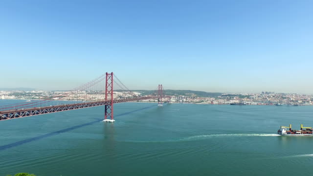 Vista-aérea-del-puente-25-de-Abril-y-del-río-Tejo-en-Lisboa-Portugal