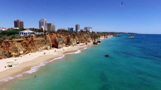 Luftaufnahme-von-Praia-da-Rocha-der-Algarve,-Portugal
