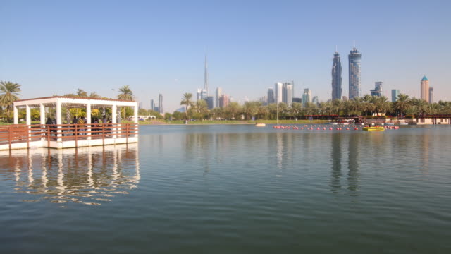 dubai-park-día-4-K-time-lapse-con-una-hermosa-vista-de-los-Emiratos-Árabes-Unidos