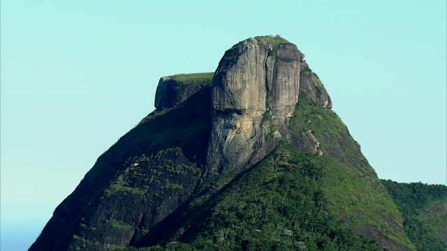Zoom-out-from-Pedra-da-Gávea,-Rio-de-Janeiro