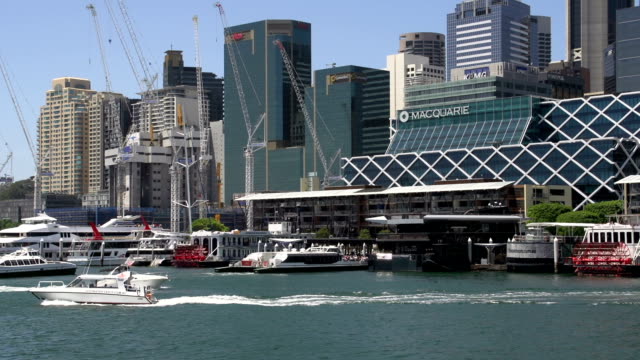 Die-ankommenden-und-abfahrenden-Fähren-auf-darling-harbour,-Sydney