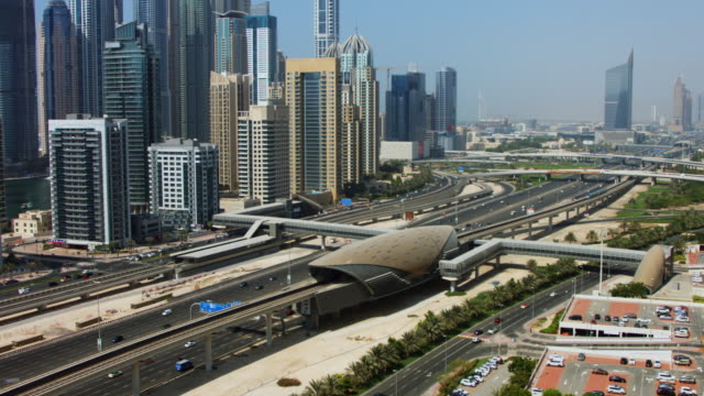 Cerrado-On-shot-of-towers-en-una-ciudad,-Dubai,-Emiratos-Árabes-Unidos