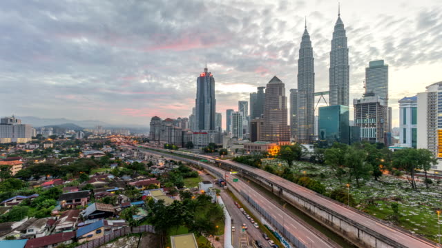 4-k-Zeitraffer-von-dramatischen-sunrise-in-Kuala-Lumpur.-Bewegung-und-Farbe-ändern-Wolken.-Luftaufnahme.