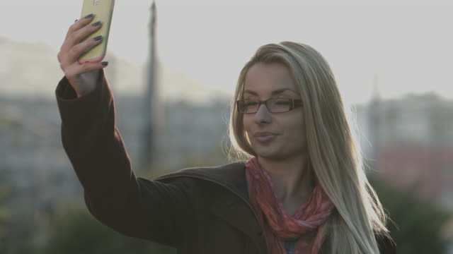 Attraktive-junge-Frau,-die-ein-selfie-von-sich-selbst-mit-Ihrem-Smartphone