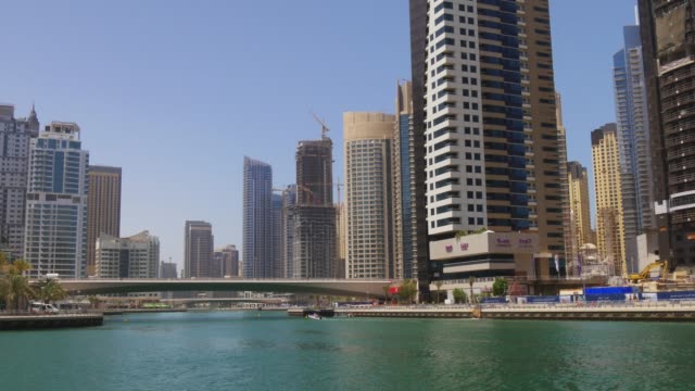 Día-soleado-la-marina-de-dubai,-Emiratos-Árabes-Unidos-VISTA-AL-GOLFO,-4-K