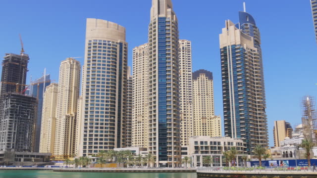 Luz-de-día-de-la-Marina-de-dubai,-Emiratos-Árabes-Unidos-edificios-panorama-4-K