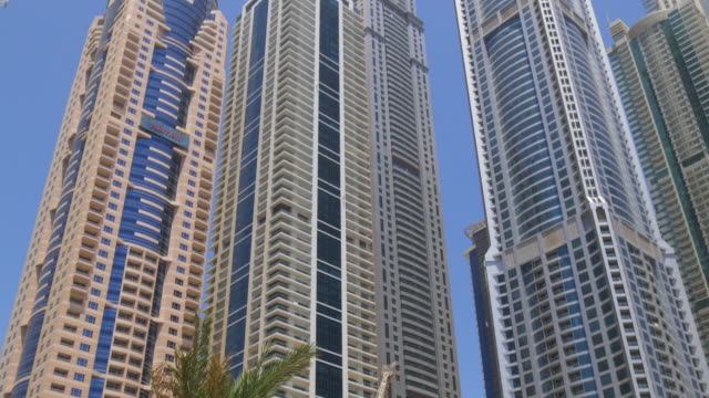 Emiratos-Árabes-Unidos-la-Marina-de-Dubai-de-luz-de-día-rascacielos-selva-4-K