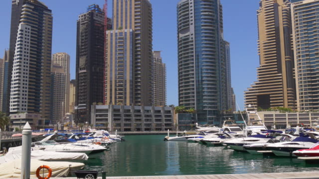 VAE-Tageslicht-Panorama-Jacht-Dock-Dubai-Marina-4-K