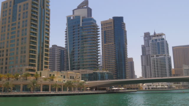 Emiratos-Árabes-Unidos-la-Marina-de-Dubai-de-luz-de-día,-sala-de-estar,-vista-parcial-o-4-k