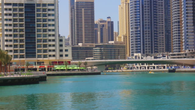 VAE-Sommertag-Dubai-Marina-Golf-Bett-und-Blick-auf-Brücke-4-K