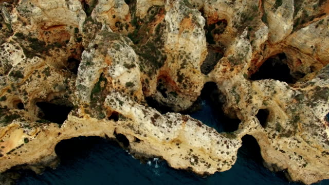 Klippen-am-Meer-im-der-Nähe-des-Ponte-Piedade-Lagos,-Portugal-Luftaufnahme