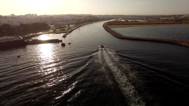 Boot-kommt-in-den-Hafen-bei-Sonnenuntergang-Luftaufnahme