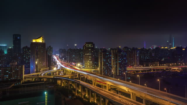 leichte-Nachtverkehr-shanghai-Straße-4k-Zeitraffer-vom-Dach