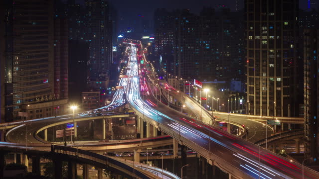 calle-de-la-ciudad-de-luz-de-alto-tráfico-de-noche-4-tiempo-k-caer-de-azotea-de-shanghai