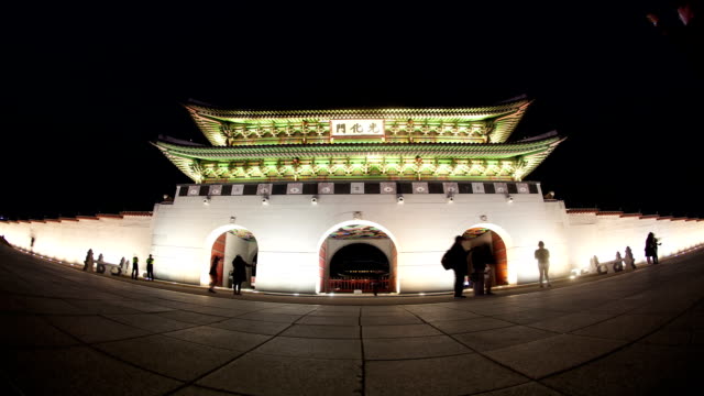 Timelapse-de-la-gente-en-el-landmark-de-Seúl-puerta-Gwanghwamun-en-la-noche