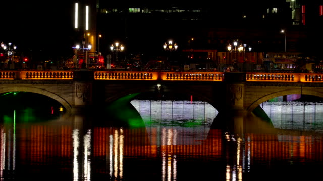 El-puente-O-Connell-tomado-durante-la-noche-en-Dublín