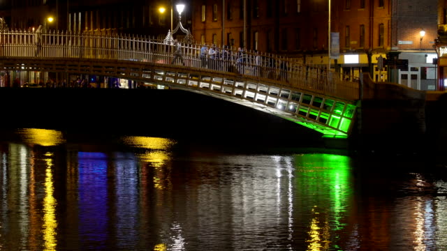 Luces-de-color-verde-en-el-puente-de-Dublín-en-Irlanda