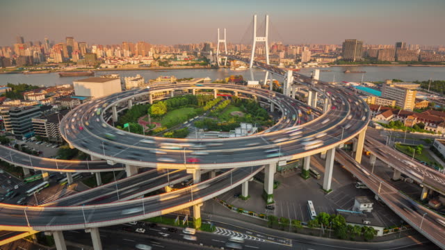 China-shanghai-Stadt-Sonnenuntergang-Dach-Straße-Kreuzung-Brücke-Panorama-4k-Zeitraffer