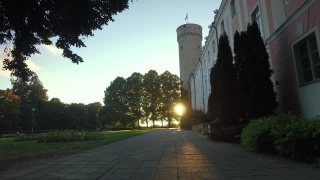 Torre-Pikk-Hermann-junto-al-edificio-del-Parlamento-de-Estonia