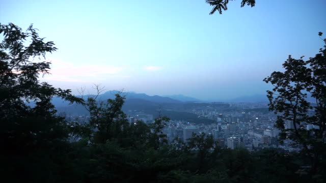 Seoul,-südkoreanischen-Hauptstadt-Aussicht-vom-Gipfel-des-Berges-während-Sonnenuntergang-Abendzeit