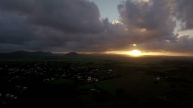 Luftaufnahme-der-Insel-Mauritius,-Wälder,-Bauernhof,-Felder-und-Hügel-gegen-Sonnenuntergang-Himmel-und-rosa-Wolken