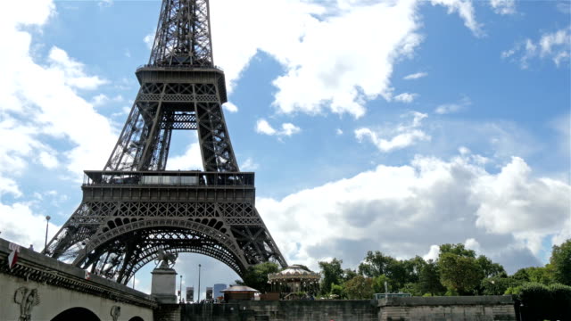 Näheres-Anblick-des-erstaunlichen-Turms-in-Paris