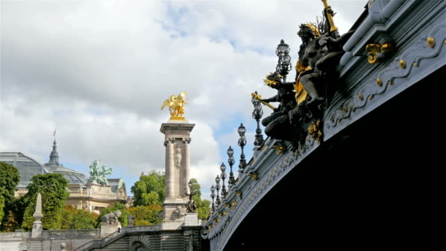 Überquerung-unter-der-Brücke-in-Paris