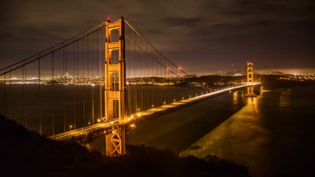 Dramatische-Golden-Gate-Bridge-bei-Nacht
