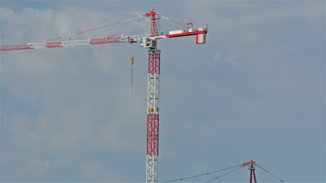 Tall-cranes-on-the-city-of-Paris
