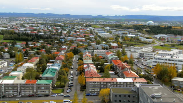 panorama-de-la-ciudad-de-Reikiavik-desde-arriba-en-tiempo-de-otoño,-ve-en-multi-coloreada-techos