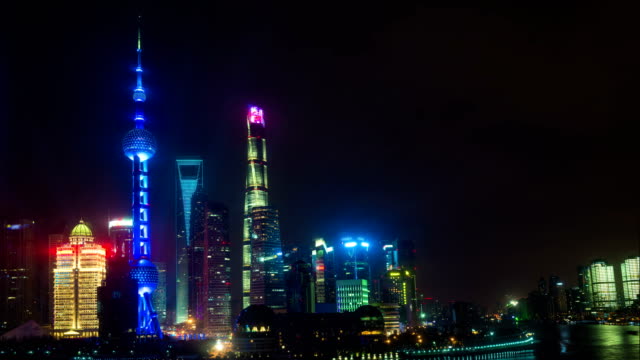 Lapso-nocturno-del-río-Huangpu,-el-distrito-financiero-de-Pudong-y-el-Bund,-el-horizonte-de-Shanghái,-la-China-urbana