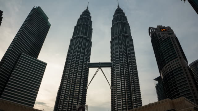 Petronas-Twin-Tower-día-a-noche