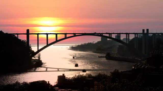 El-puente-de-la-Arrábida-en-Oporto,-Portugal