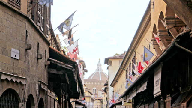 Narrow-street-in-historical-Center-of-Florence-near-Cathedral-di-Santa-Maria-del-Fiore-at-Florence,-Italy.