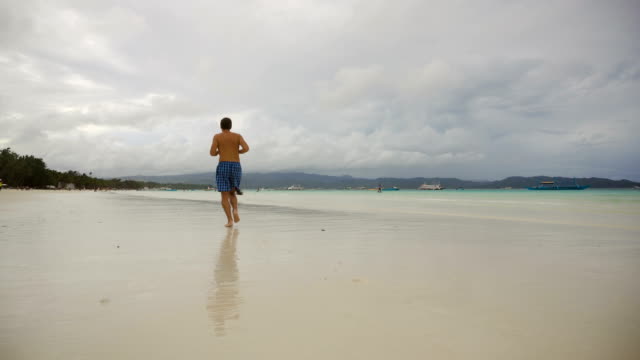 Hombre-corriendo-en-la-playa