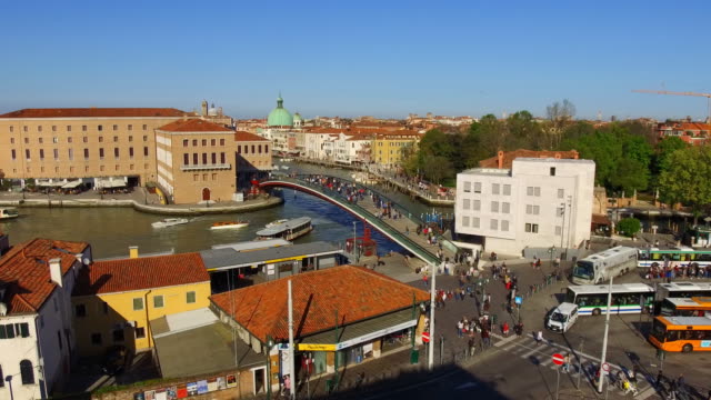 Hauptstraße-mit-Kanal,-Brücke,-Boote-und-Touristen-in-Venedig