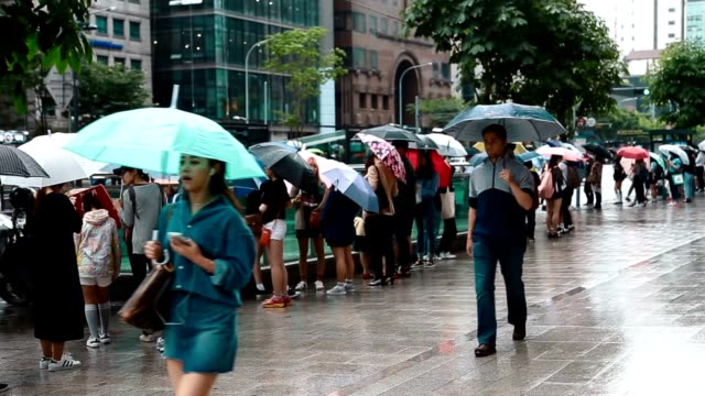 Im-Freien-Schuss-noch-Fußgänger-mit-Regenschirm