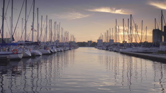 Marina-Segelboot-im-Sommer-auf-dem-Lake-Ontario-Toronto-Sonnenuntergang