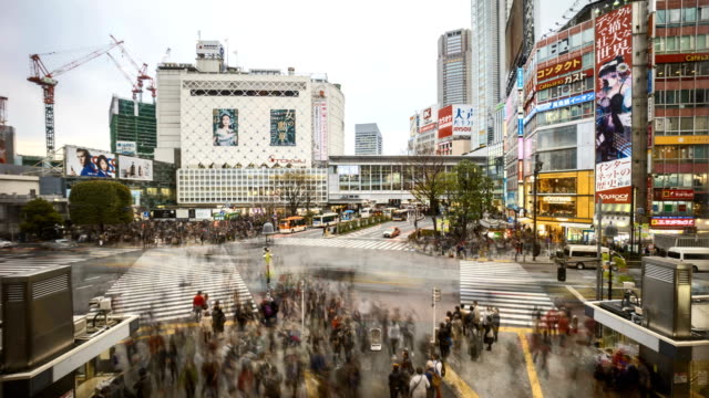 Zeitraffer-der-Shibuya-Kreuzung-mit-Bewegungsunschärfe-von-Fußgänger