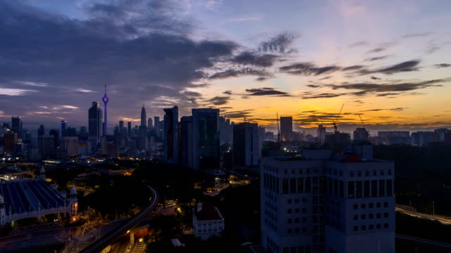 espectacular-amanecer-en-la-ciudad-de-Kuala-Lumpur-con-el-rayo-de-sol-estalló.-Mudanza-y-cambio-de-nubes-de-color.
