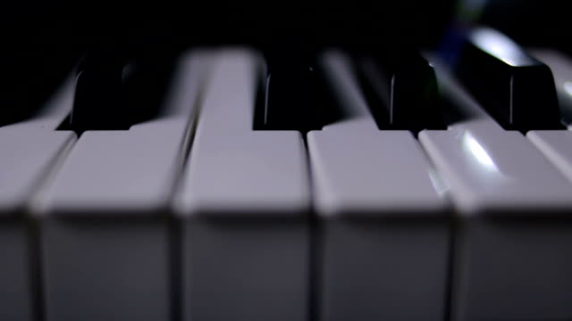 Klaviertasten-auf-einem-dunklen-Hintergrund-in-Bewegung