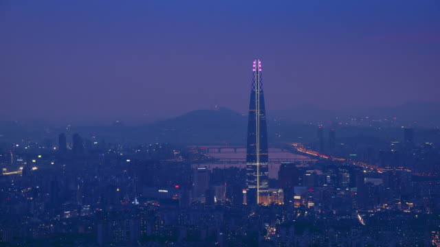 Lapso-de-tiempo-puesta-de-sol-de-la-ciudad-de-Seúl-y-Torre-de-Lotter,-Corea-del-sur.