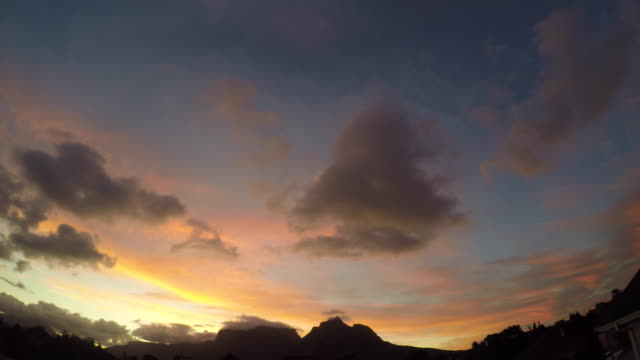 Tafelberg-Orange-und-lila-Sonnenuntergang-Zeitraffer