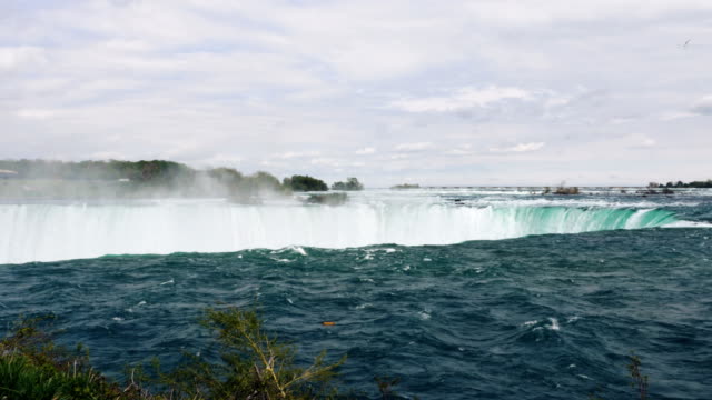 Drop-Point-of-Horseshoe-Falls,-Niagara-From-the-Rear