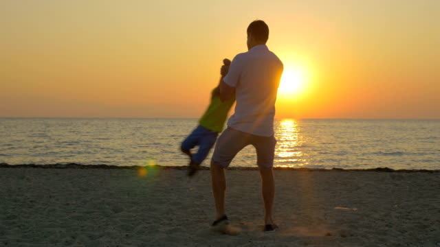 Junger-Vater-und-Sohn-Spaß-am-Strand