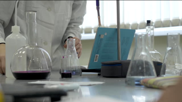 Labortechniker-machen-Experiment-im-Labor.-Männlichen-medizinischen-oder-wissenschaftlichen-Labor-Forscher-führt-Tests-mit-blauer-Flüssigkeit.-Wissenschaftler-arbeiten-mit-Fläschchen-im-Labor