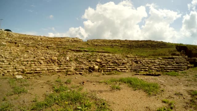 archäologische-Ausgrabung-Ruinen-antiker-Amphitheater-Magarsus-Antik-Tiyatro