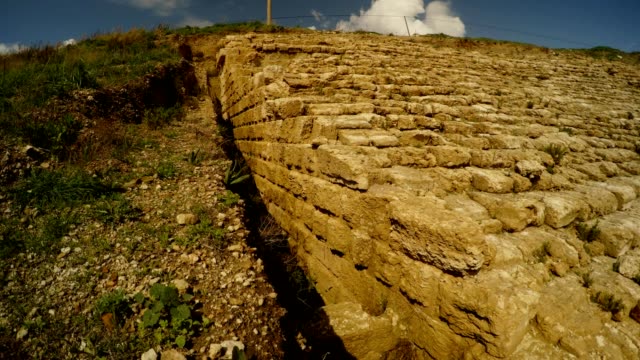 archäologische-Ausgrabung-Ruinen-antiker-Amphitheater-Magarsus-Antik-Tiyatro