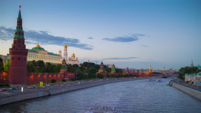 Russland-Sonnenuntergang-Moskau-Stadt-Fluss-Verkehr-Kreml-Mauer-Brücke-Ansicht-4k-Zeitraffer