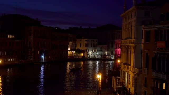 La-vista-nocturna-del-canal-grande-en-Venecia